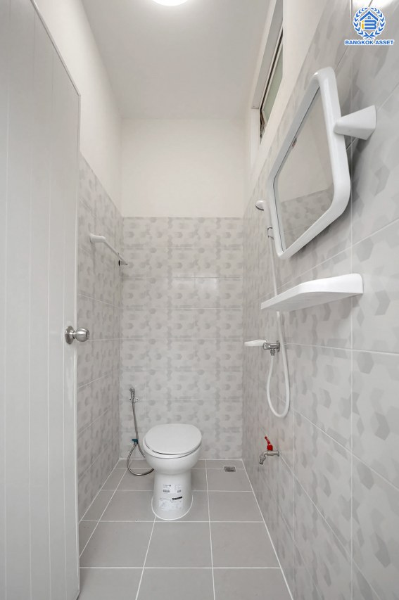 บ้านเดี่ยวมือสอง โครงการ เดอะวอเตอร์เฮ้าส์ กาญจนาฯ-บางบอน รองรับทุกความสุข เนื้อที่ 117.1 ตร.ว. ฟังก์ชัน 5 ห้องนอน 4 ห้องน้ำ 1 ห้องอเนกประสงค์ 1 ห้องแม่บ้าน จอดรถได้ 1 คัน บนทำเลใกล้รถไฟฟ้าสายสีน้ำเงิน "สถานีหลัก2" และจุดขึ้นทางด่วน "พระราม2" และ The Mall บางแค